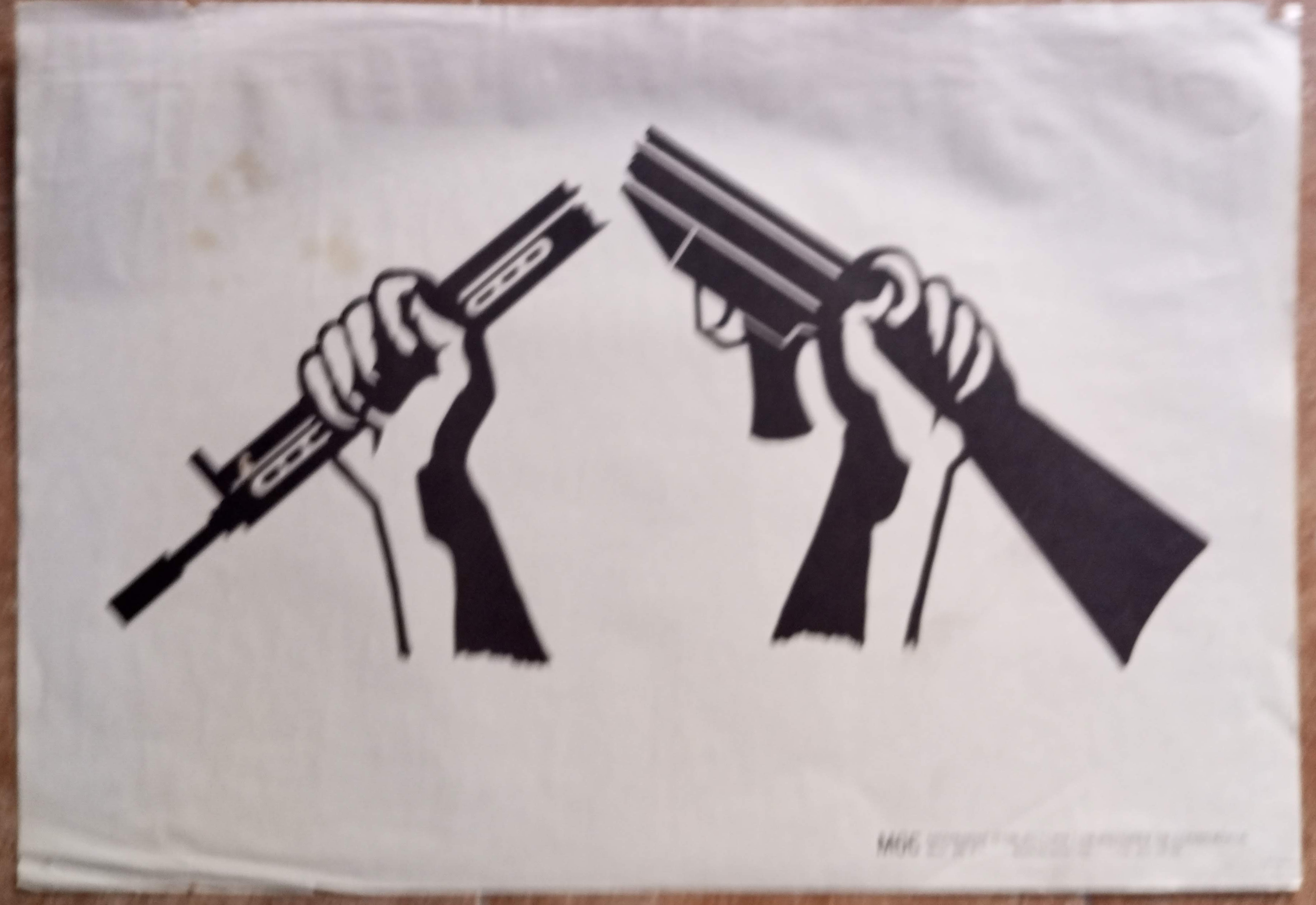 El fusil roto. Manos quebrando dos armas